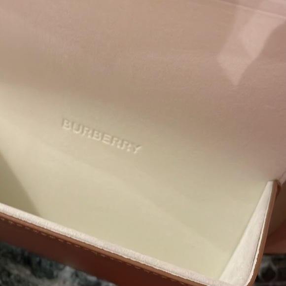 NWOB Burberry Eyeglasses Sunglasses Case With Cloth.6.9L, 2.5W 3.5D. Tan - Picture 5 of 7